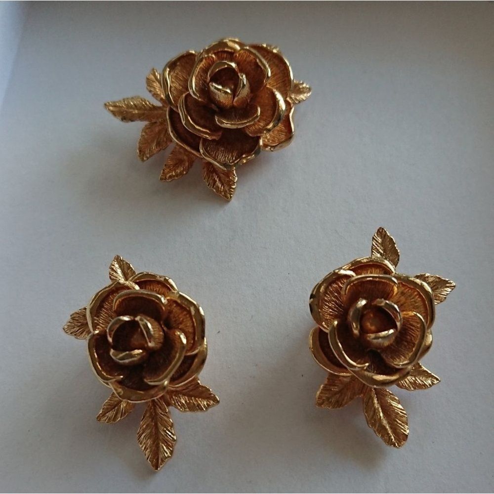 Vintage Sarah Coventry set - clip-on earrings & pin Articulated flower & leaves